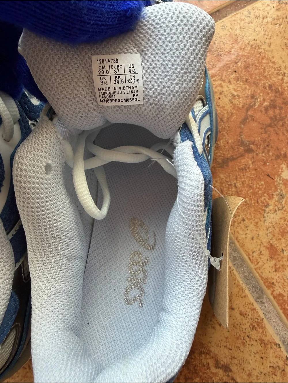 Size 4.5 Men’s And Women’s 6 - Asics Gel Kayano NYC Blue